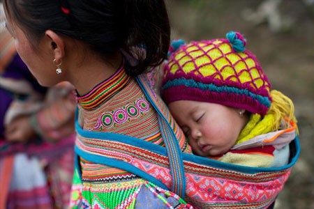 Phụ nữ Hmong địu con trên lưng.